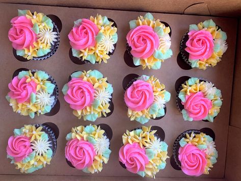 Spring Color Cupcakes, Bright Cupcakes Ideas, Multi Color Cupcakes, Elaborate Cupcakes, Floral Decorated Cupcakes, Moana Cupcakes, Bright Flower Cupcakes, Floral Flavored Cupcakes, Moana Cupcake