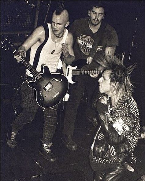 Rancid & The Casualties 🔥 Tim Armstrong / Matt Freeman / Jorge Herrera . #mattfreeman #timarmstrong #timtimebomb #jorgeherrera… Rancid Band, Tim Armstrong, Hipster Accessories, Pop Punk Fashion, Batman Outfits, Punk Rock Outfits, Punk Poster, Rich Boy, Arte Punk