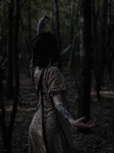 Dark Forest Witch, Dark Cottagecore Fashion, Cottagecore Painting, Witch Photoshoot, Dark Cottagecore Aesthetic, Dark Beauty Fashion, Gothic Photography, Folk Horror, Forest Witch