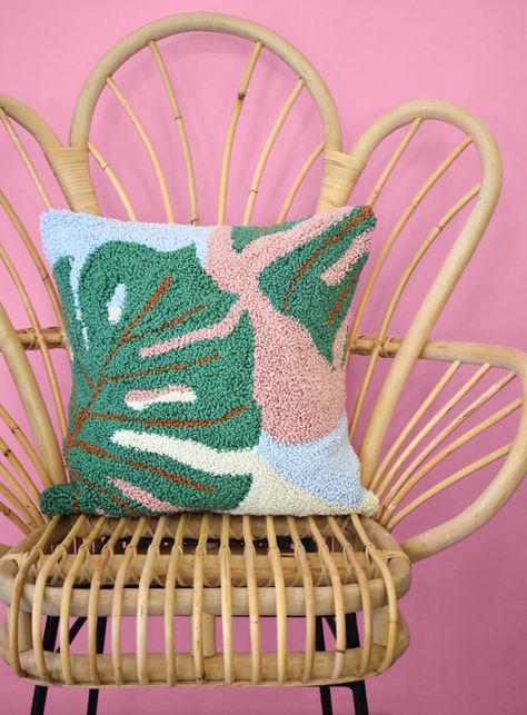 Calling all plant ladies (and gents)... This gorgeous monstera punch needle pattern is FREE and easy enough for punching beginners! Punch Needle Pattern, Leaf Pillow, Punch Needle Patterns, Leaves Pillow, Penny Rugs, Punch Needle Embroidery, Needle Punch, Thick Yarn, Fabric Markers