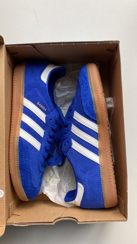 Looks Adidas, Blues And Browns, Royal Blue Shoes, Royal Blue Top, Paris Mode, Shoe Wishlist, Sneakers Adidas, Hype Shoes, Nike Vintage