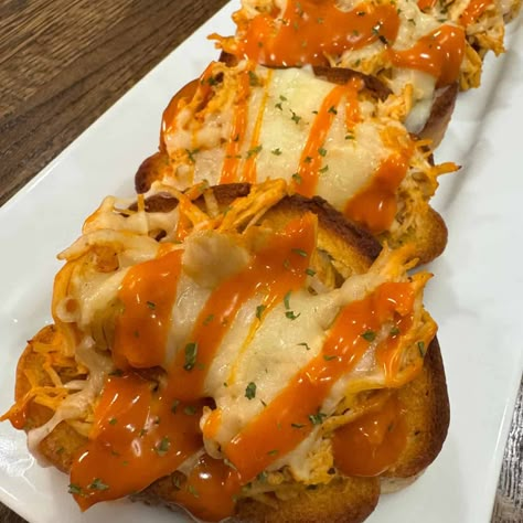 Buffalo Chicken Garlic Bread Garlic Bread Chicken Sandwich, Garlic Toast Dinner Ideas, Buffalo Chicken Garlic Bread, Cheesy Sides, Garlic Bread Appetizer, Midwestern Recipes, Chicken Garlic Bread, Midwest Recipes, Buffalo Recipes