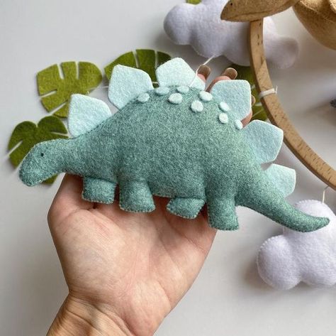 Baby Mobile Boy, Dino Nursery, Felt Baby Mobile, Dinosaur Nursery Decor, Baby Mobile Felt, Baby Boy Mobile, Diy Bebe, Handmade Inspiration, Baby Sewing Projects