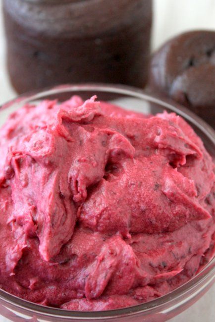 Berry Buttercream Frosting Recipe ~ Goes fabulous with chocolate cake Mixed Berry Frosting, Berry Frosting Recipe, Blueberry Buttercream Frosting, Berry Buttercream, Berry Frosting, Cupcakes Rellenos, Blueberry Buttercream, Icing Recipes, Cupcakes Recipes