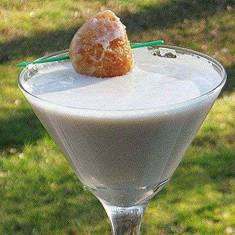 KRISPY KREME MARTINI Drinking Ideas, Cake Vodka, Vanilla Vodka, Martini Recipes, Krispy Kreme, Martini Cocktail, Adult Drinks, Party Drinks, A Drink