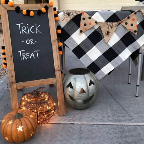 halloween decorations, halloween decorations outdoor, halloween decor, halloween decorations diy, halloween decor diy, halloween decor ideas, halloween decorations diy outdoor, halloween, halloween aesthetic, halloween wallpaper, halloween crafts, trick or treat, trick or treat sign, trick or treat candy ideas, trick or treat table outside, trick or treat ideas, halloween candy bar, halloween candy ideas, halloween tablescape, halloween table decorations, halloween table setting, halloween table Trick Or Treat Table Outside, Trick Or Treat Table Ideas, Treat Table Ideas, Trick Or Treat Table, Candy Giveaway, Trick Or Treat Sign, Treat Table, Halloween Decorations Outdoor, Halloween Crafts Decorations