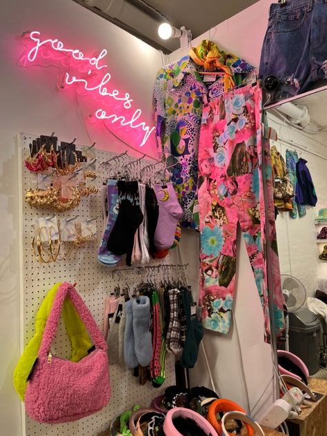 #bricklane #market #urbanfashion #y2k #aesthetic #shoreditch #londonlife #london #londonlivining Retro Shop Interior, Brick Lane Vintage Market, Y2k Stores, Interior Store Design, Funky Bedroom Decor, Y2k Shop, Vintage Store Ideas, Funky Bedroom, Trendy Clothing Stores