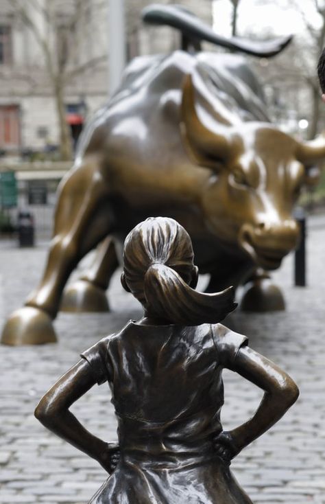 Fearless Girl - Kristen Visbal. Installed across from Wall Street's famous raging bull. Wall Street Bull, A Bull, Super Ideas, Wall Street, A Woman, Statue, Wall