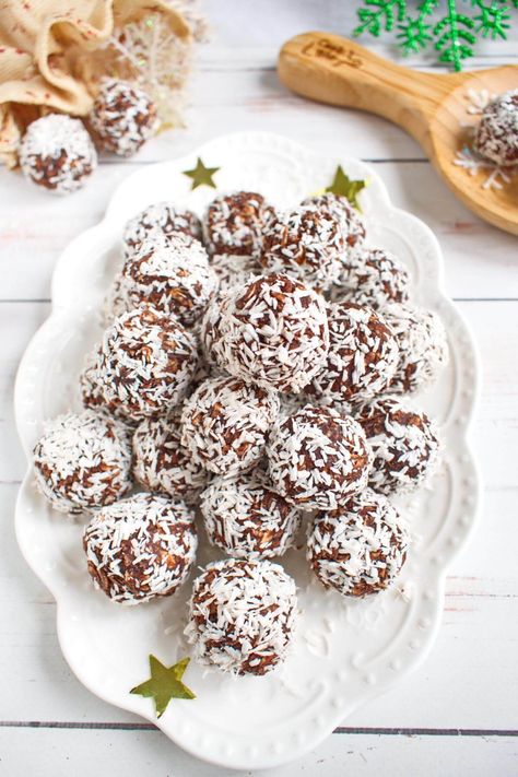 The Perfect Newfoundland Snowballs Recipe - Cook.me Recipes Upside Down Cakes, Cake Treats, Snowballs Recipe, Christmas Side Dish Recipes, Easy Pastry Recipes, Newfoundland Recipes, Desserts Around The World, Christmas Cookie Recipes Holiday, Snowball Cookie Recipe