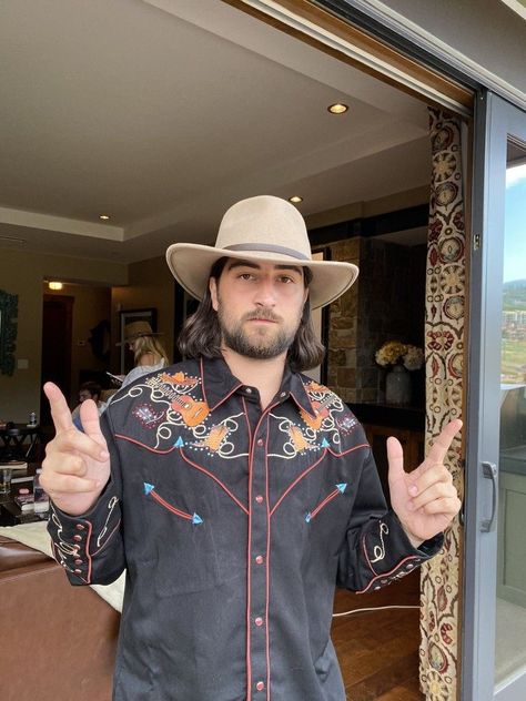 Noah Kahan, A Man, Long Hair, Cowboy, Hair