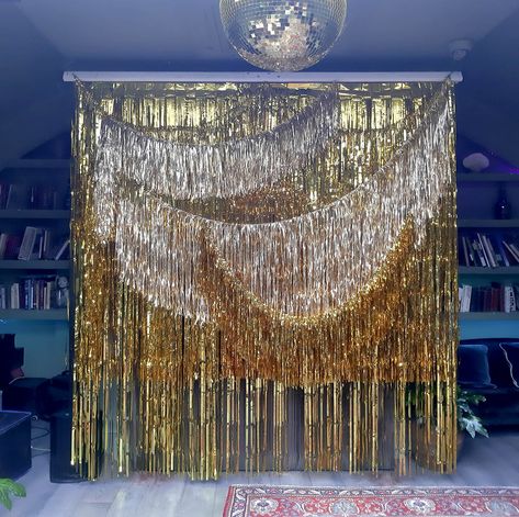 Disco Backdrop Diy, Gold Tinsel Backdrop, Sequin Party Decor, Great Gatsby Diy Decorations, Tinsel Fringe Backdrop, Gatsby Party Backdrop, Gatsby Balloon Decor, New Years Backdrop Ideas, Foil Fringe Backdrop Ideas