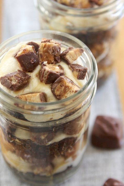 Snickers Jar Cupcakes Cake Jar Recipes, Cake In A Jar Recipe, Jar Cupcakes, Mason Jar Desserts Recipes, Snickers Cupcakes, Snickers Dessert, Mason Jar Cupcakes, Cupcakes In A Jar, Snicker Cupcakes