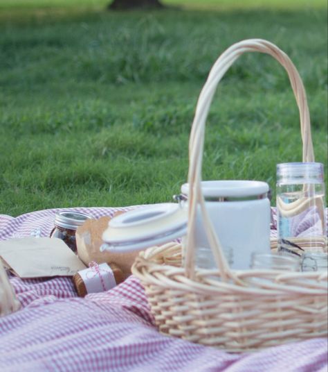 Romantic Idea: Take your significant other on a picnic. Healthy Detox Cleanse, Detox Juice Cleanse, Romantic Things To Do, Pic Nic, Healthy Detox, Romantic Things, Things To Do In London, Picnic In The Park, Detox Juice