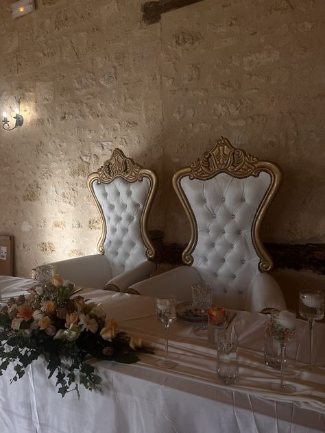 Wedding Throne Decoration, Throne Chair Backdrop, Throne Chair Wedding, Bride And Groom Throne Chairs, Wedding Throne, Golden Throne Room, White Throne Chair, Wedding Chairs, Aesthetic Pictures