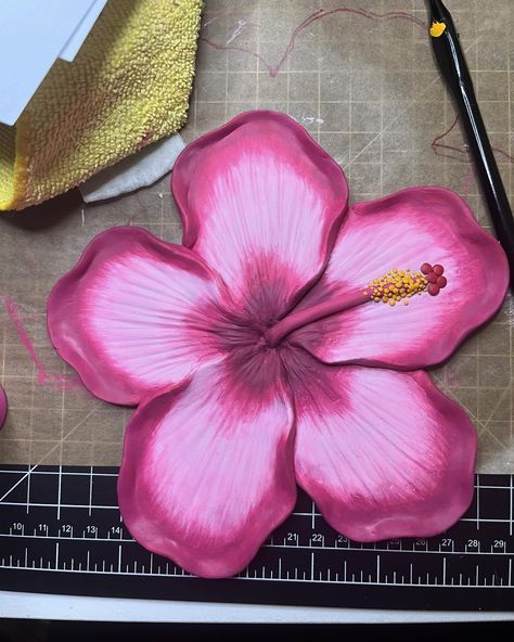 Another tray ready to be delivered. ✉️ 🌺 #roomdecor #hibiscus #flowers #hibiscusflower #sculpt #epoxiclay #yewelrytray #art Catholic Church Stained Glass, Cute Easy Paintings, Flower Clay, Flower Tray, Clay Diy Projects, Diy Artwork, Clay Baby, Ceramics Pottery Art, Clay Art Projects