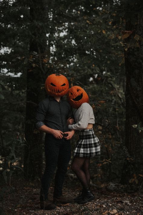 Punkin Head Photo Shoot, Halloween Fall Photoshoot, Horror Family Photoshoot, Horror Movie Engagement Photos, Unique Fall Photoshoot Ideas Couples, Pumpkin Couple Pictures, Autumn Couples Photoshoot, Couples Halloween Photoshoot Ideas, Couple Halloween Aesthetic