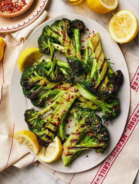 This easy grilled broccoli recipe is a simple, delicious summer side dish! Ready in 20 minutes, it has a perfect crisp-tender texture and smoky flavor. Lemons Recipes, Broccoli Recipes Side Dish, Easy Summer Side Dishes, Grilled Broccoli, Summer Side Dish, Vegan Grilling, Grilled Tofu, Broccoli Recipe, Vegetarian Breakfast Recipes