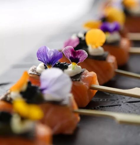 Catering Photography, Dinner Delicious, Art Pretty, Seared Salmon, Snacks Für Party, Food Display, Easy Appetizer Recipes, Edible Flowers, Food Presentation