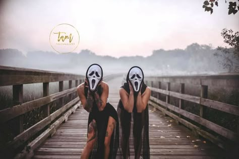 Bff Scream Photoshoot, Halloween Photoshoot Ghostface, Ghost Face Picture Ideas, 3 Best Friend Halloween Photoshoot, Ghost Face Photoshoot Ideas, Halloween Photo Shoot Best Friends, Spooky Bestie Photoshoot, Ghostface Photoshoot Friends, Scream Halloween Photoshoot