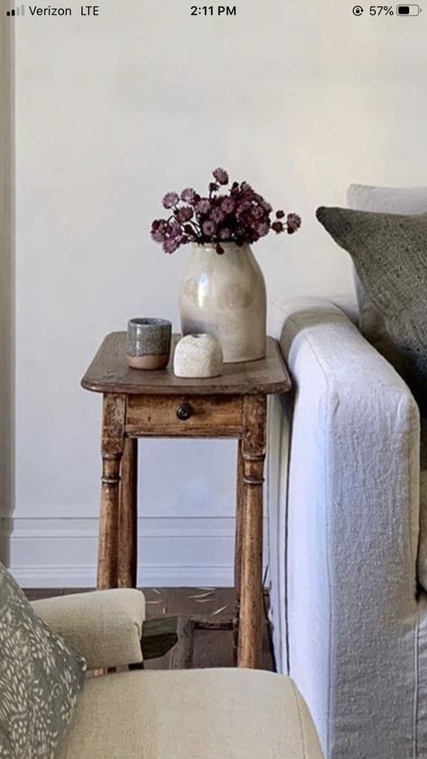 Side Table Decor, Living Room Inspo, New Living Room, Scandinavian Home, Vintage Home Decor, Home Decor Inspiration, Cozy House, Home Living Room, Vintage Decor