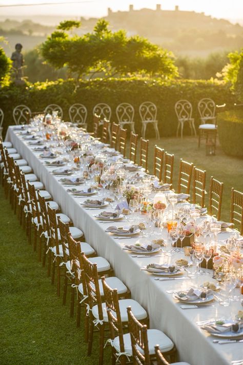 Invite guests to sit at long banquet tables at your wedding reception. Outdoor Wedding Tables, Patio Set Up, Wedding Table Setup, Simple Table Settings, Italian Weddings, Dinner Show, Simple Bride, Garden Wedding Reception, Simple Centerpieces