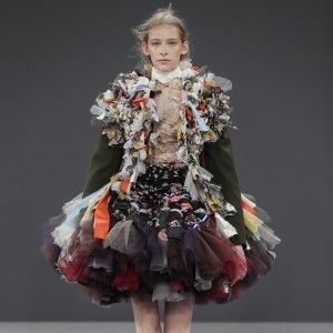 Viktor+&+Rolf's+Vagabonds+wear+haute-couture+garments+made+from+scraps+of+recycled+fabrics Victor And Rolf, Moda Hippie, Viktor Rolf, Recycled Fashion, Viktor & Rolf, Couture Week, Couture Runway, Textiles Fashion, Instagram Foto