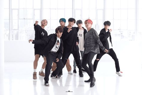 Updated May 8 KST: BTS shared a new eye contact version of their “Boy With Luv” dance practice video! Original Article: BTS’s dance practice videos are always a treat to see! On April 21, the group dropped a closer look at the choreography for “Boy With Luv,” their from their latest mini album “Map of the Bts Dance, Boy With Luv, Bts Dance Practice, New Dance Video, Celebrity Style Red Carpet, Man Bun, Dance Steps, Bts Dancing, Body Picture