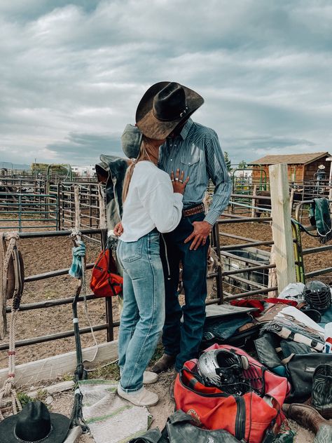 Future Western Life, Cowboy And City Girl Couple, Cute Rodeo Couple Pics, Stock Show Couples, Couple Goal Western, Rodeo Couple Pictures, Western Relationship Goals, Cute Western Couples, Cute Western Couple Pictures