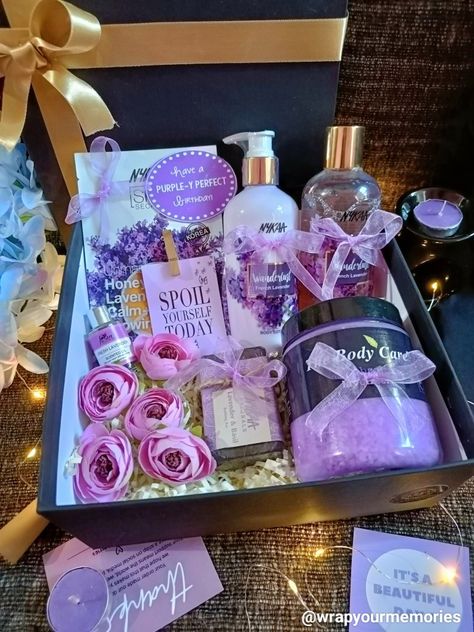 Women Gift Box Ideas, Cosmetic Gift Box Ideas, Pamper Box Ideas Gifts, Hamper Ideas For Women, Small Hamper Gift Ideas, Birthday Gift Hamper Ideas, Gift Hamper Ideas For Her, Engagement Packing Ideas For Bride, Bridal Hamper