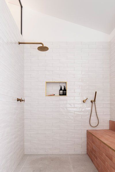 Reclaimed Brick, Bad Inspiration, Interior Minimalista, Bathroom Renos, Beautiful Bathrooms, Cheap Home Decor, B & B, Shower Head, Bathroom Renovation