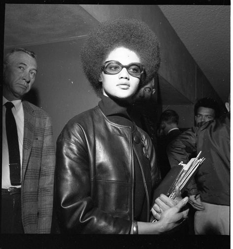 Black Panther Fashion 60s, Black Culture Fashion, Vintage African American Photos, Black Panther Women, Kathleen Cleaver, Black Woman With Curly Hair, 70s Black Women, Black Panthers Movement, Woman With Curly Hair