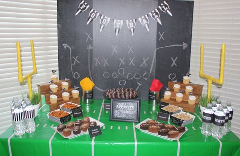 #FootballParty  Sweets table for a football party. Has field goal post on each end, bleachers as cupcake stands, napkins as penalty flags, chalkboard background with football play on it, football brownies and football strawberries. Tutus Or Touchdowns Gender Reveal, Eagles Football Party, Football Themed Gender Reveal, Flag Football Party, Eagles Party, Nfl Football Party, Football Tutu, Table Display Ideas, Football Gender Reveal