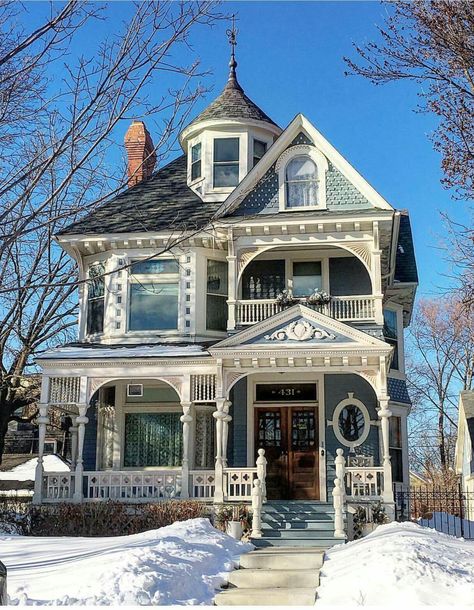 Historic English Cottage, Historic Home Paint Interior, Cool Homes Exterior, Vintage Home Exterior Old Houses, House With Castle Tower, Old Historic Homes, Late Victorian House Interior, Old House Mansion, Queen Anne Victorian House Exterior Paint