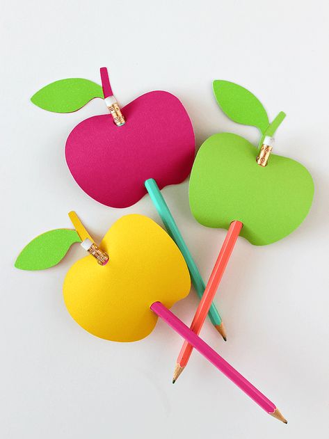 Apple-Shaped Pencil Toppers - White House Crafts - Welcome to the Friday Frenzy, the best food and craft link party on the web. Visit us this week to see what recipes and crafts we are most excited about. Apple Craft, Kid Friendly Crafts, Pencil Toppers, School Decorations, Glitter Cards, Paper Crafts Diy Kids, Glitter Paper, School Gifts, School Crafts