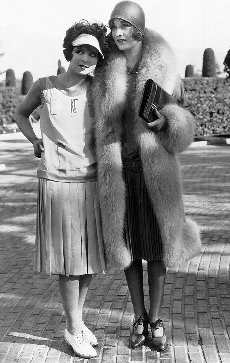 Clara Bow and Esther Ralston - 1927 1920 Style, Style Année 20, 1920s Women, Clara Bow, 1920 Fashion, Louise Brooks, Josephine Baker, Gene Kelly, Mae West