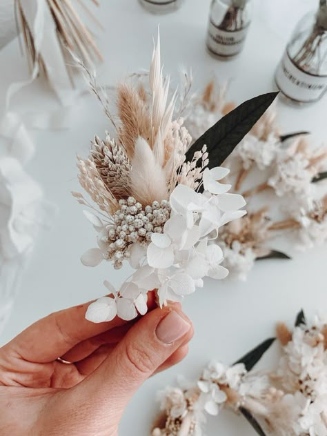 Diy Mens Boutonniere, Neutral Corsage, Black And Beige Wedding, White And Beige Wedding, Classy Boho Wedding, Boutonniere White, White Boutonniere, Modern Boho Wedding, Groomsmen Boutonniere