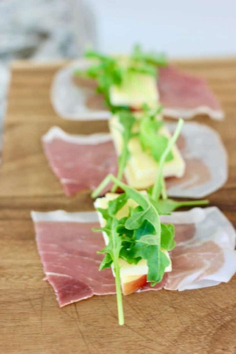 Prociutto Appetizers, Procuitto Recipes, Apple And Cheese, Prosciutto Appetizer, Appetizer Wraps, Crackers Appetizers, Entertaining Snacks, Summer Picnic Food, Prosciutto Recipes