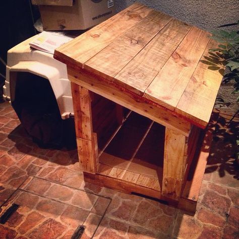 Dog House Diy Outdoor, Easy Pallet Projects, Pallet Dog House, Pallet Projects Easy, Bubble House, Dog House Diy, Wood Dog, Paint Colors For Living Room, Dog Runs