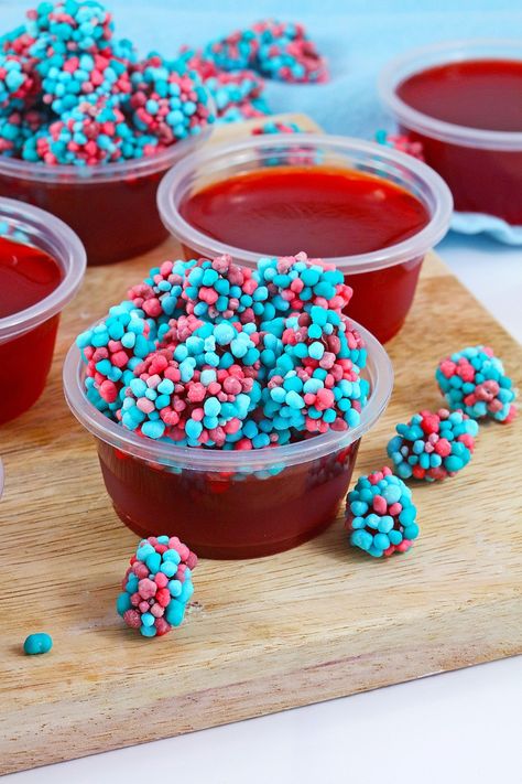 With their sweet candy flavor, berry gummy center, and fruity raspberry jello, these shots are an unexpected treat! Raspberry Jello Shots, Alcohol Jello Shots, Cherry Jello Shots, Rum Jello Shots, Cozy Hot Drinks, Best Jello Shots, Raspberry Jello, Jello Shots Vodka, Jello Flavors