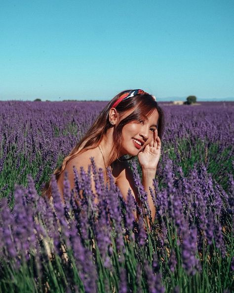 Photos In Lavender Field, Lavender Farm Pictures, Lavender Field Poses, Lavender Field Photos, Lavender Field Senior Pictures, Lavender Farm Photoshoot, Lavander Photoshoot, Farm Photo Ideas, Lavender Field Photoshoot