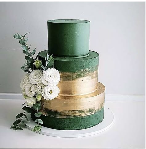 Emerald Wedding Cake, Wedding Cake Emerald Green, Gatsby Vibes, Quinceñera Ideas, Isle Wedding, Green Birthday Cakes, Green And Gold Wedding, Torte Decorate, Green Wedding Cake