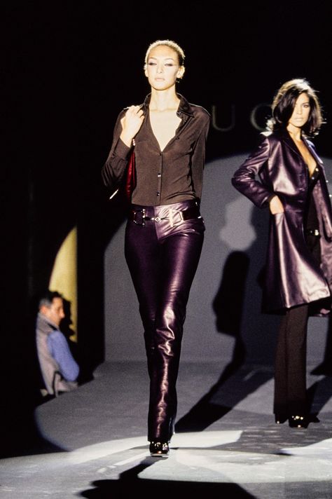 Gucci 1995, Gucci 90s, Tom Ford For Gucci, Gucci By Tom Ford, Gucci Runway, Tom Ford Gucci, Runway Fashion Couture, Streetwear Inspo, Elsa Schiaparelli