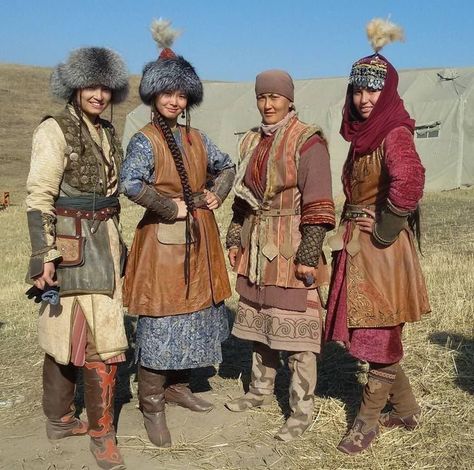 Mongolian Clothing, Fest Outfits, Fantasy Costumes, Historical Costume, Folk Costume, World Cultures, Mode Inspo, Central Asia, 인물 사진