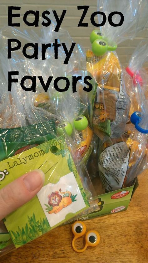 If you're hosting a zoo-themed birthday party, you have to check out these inexpensive and easy zoo-themed birthday favor bags from LalyMom. These animal party favors are so cute! Great for toddler parties or even VBS or classroom celebrations, these zoo party favor bags are easy to put together and best of all: cheap! Make these favor bags up on a dime! Animal Party Food Ideas, Animal Theme Food, Zoo Birthday Party Food, Zoo Birthday Theme, Cute Goodie Bags, Animal Party Food, Zoo Birthday Cake, Zoo Themed Birthday Party, Zoo Animal Cupcakes