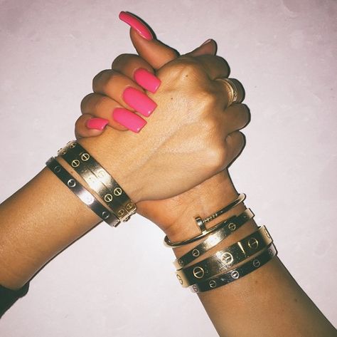 Jewellery in Kardashian life: | 28 Photos That Show The Difference Between Kardashian Life And Real Life Kylie Jenner Cartier, 2014 Nostalgia, Vida Aesthetic, 2014 Vibes, Tumblr Girly Aesthetic 2013, 2010s Aesthetic, Slush Puppy, Estilo Kylie Jenner, Core Core