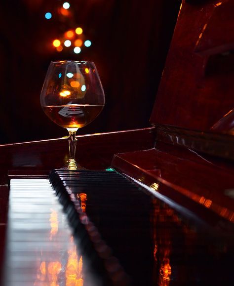 Jaime Rosado, a member of the Promo and Activation Jury, recommends singing at the Martinez Piano Bar. Located at the heart of the hotel, le Bar l’Amiral at Grand Hyatt Cannes Hôtel Martinez ranks alongside the best piano bars in Cannes. Piano Bar Aesthetic, Piano Bar Lounge, Collection Moodboard, Piano Lounge, Masculine Art, Cocktail Photos, Man Bars, Jazz Bar, Best Piano