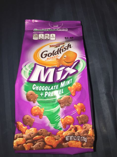 Pepperidge Farm goldfish baked snack crackers mix chocolate mint + pretzel Milk Cereal, Cracker Flavors, Snack Crackers, Fish Crackers, Mix Chocolate, Farm Products, Olivia Jade, Purple Food, Movie Snacks