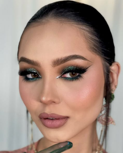 Esmeralda Green Makeup, Emerald Dress Makeup Ideas, Soft Emerald Green Makeup, Dark Green Hoco Makeup, Dark Green And Gold Makeup Looks, Emerald Eyeshadow Looks, Emerald Green Wedding Makeup, Emerald Green Glam Makeup, Dark Green Makeup Looks Prom