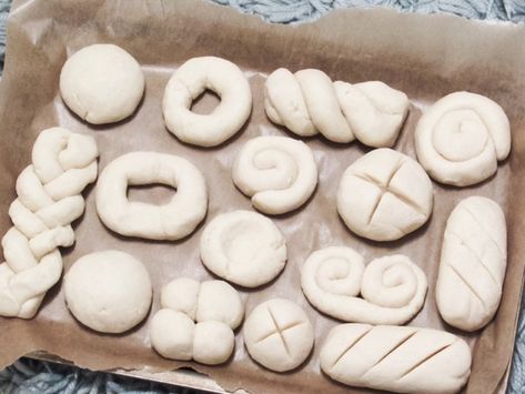 TODDLER CRAFT: Play Food for Pennies | Treasure Every Moment Salt Dough Bakery Food, Food Playdough, Diy Clay Food, Diy Play Food For Kids, Bread Craft, Food Clay Art, Diy Play Food, Play Food Diy, Preschool Playdough