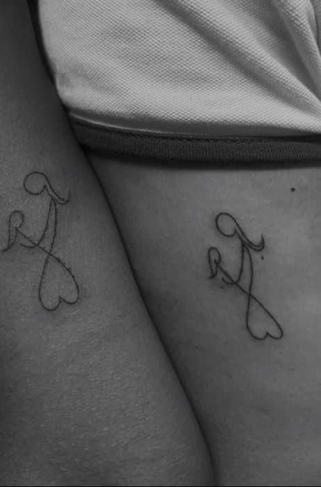 #motheranddaughter #lovebind #bond #motherhood #blackandwhite Mom And Youngest Daughter Tattoo, Minimal Mother Daughter Tattoos, Maching Tattoos Mom, Matching Tattoos Step Mother Daughter, Matching Tattoo Ideas For Mother And Daughter, Tatoos For Mother And Dauther, Mam And Daughters Tattoo, Tattoo Ideas Female Mom And Daughter, Matching Tattoo Ideas Mom And Daughter